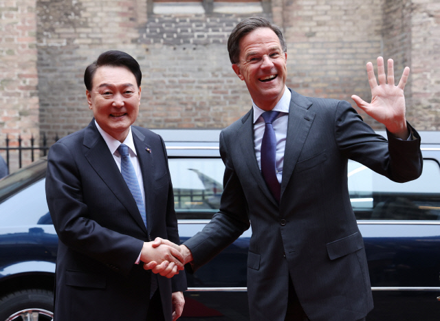 네덜란드를 국빈 방문한 윤석열 대통령이 13일(현지시간) 헤이그 총리실에 도착해 마르크 뤼터 네덜란드 총리와 악수하고 있다. 연합뉴스